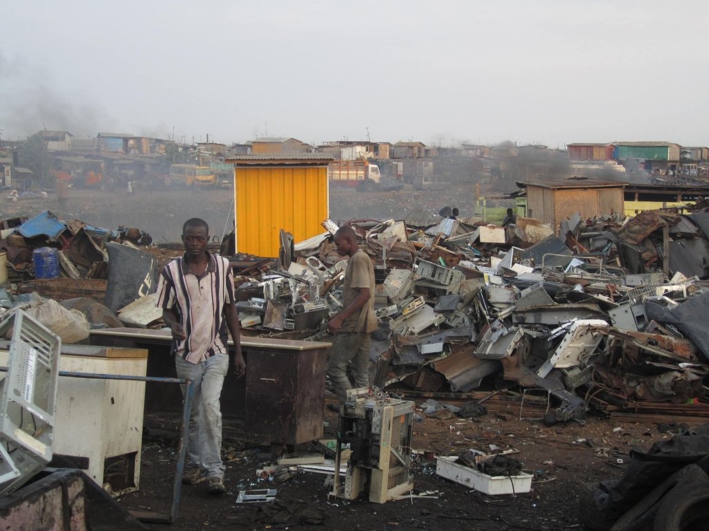 Agbogbloshie discarica rifiuti raee Ghana