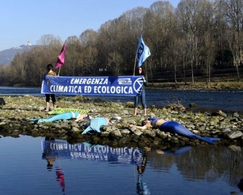 Attiviste di Extinction Rebellion vestite da sirene per denunciare la siccità dei fiumi