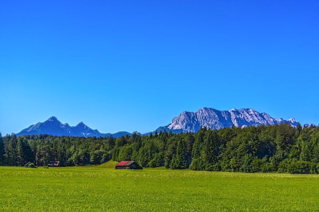Treni panoramici attraversano i territori della Baviera, compreso Mittenwald