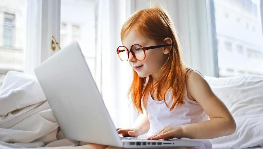 manifesto del telefono azzurro bambina internet