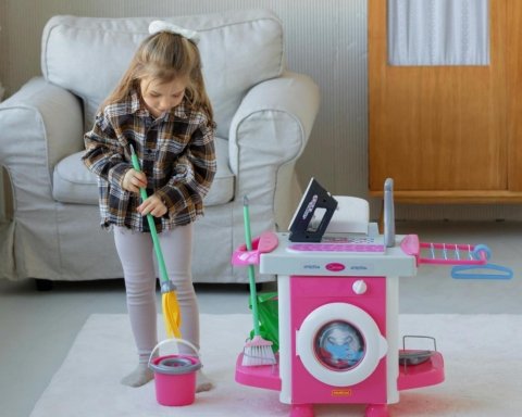 guida contro gli stereotipi di genere bambina che gioca lava il pavimento