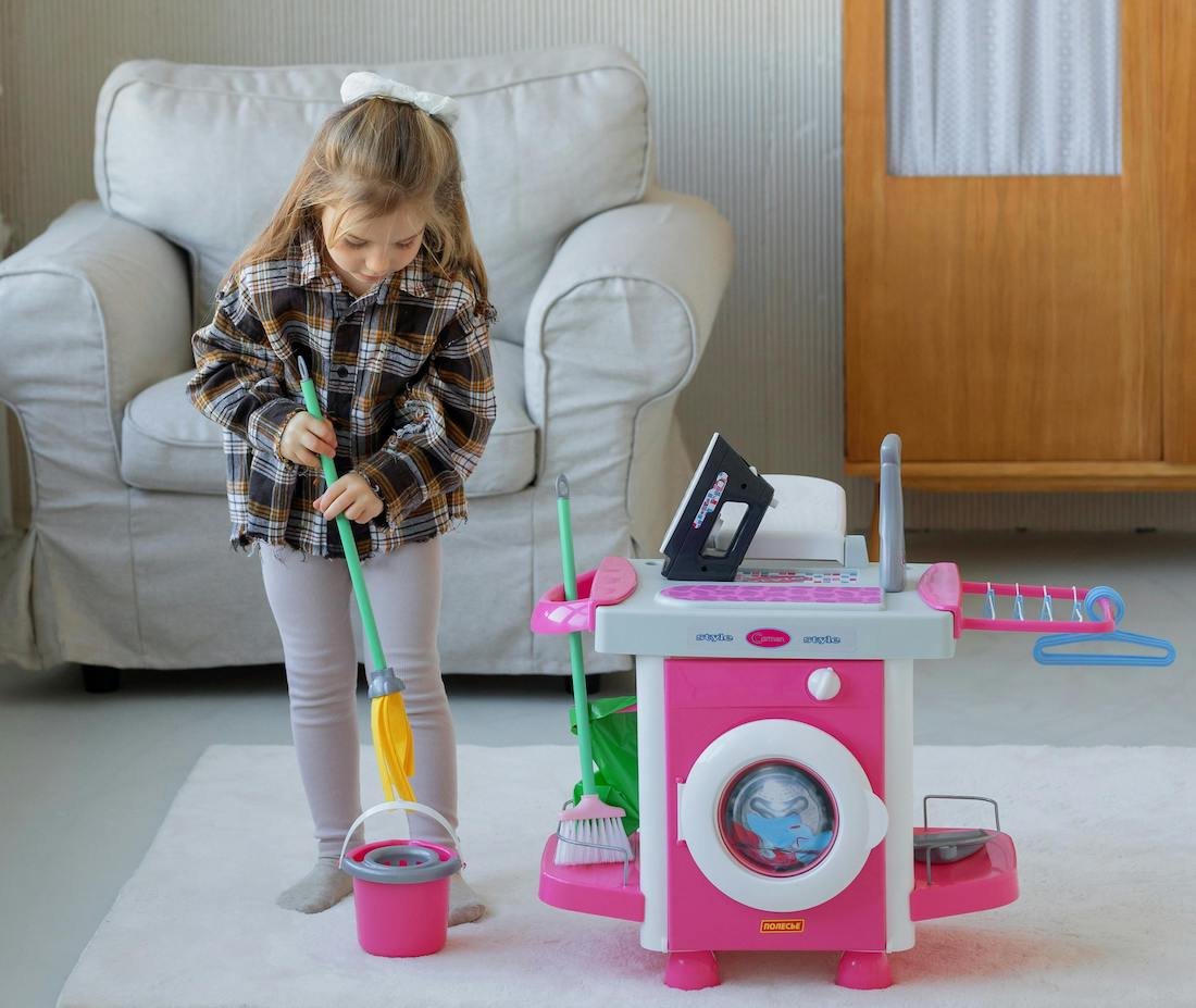 guida contro gli stereotipi di genere bambina che gioca lava il pavimento