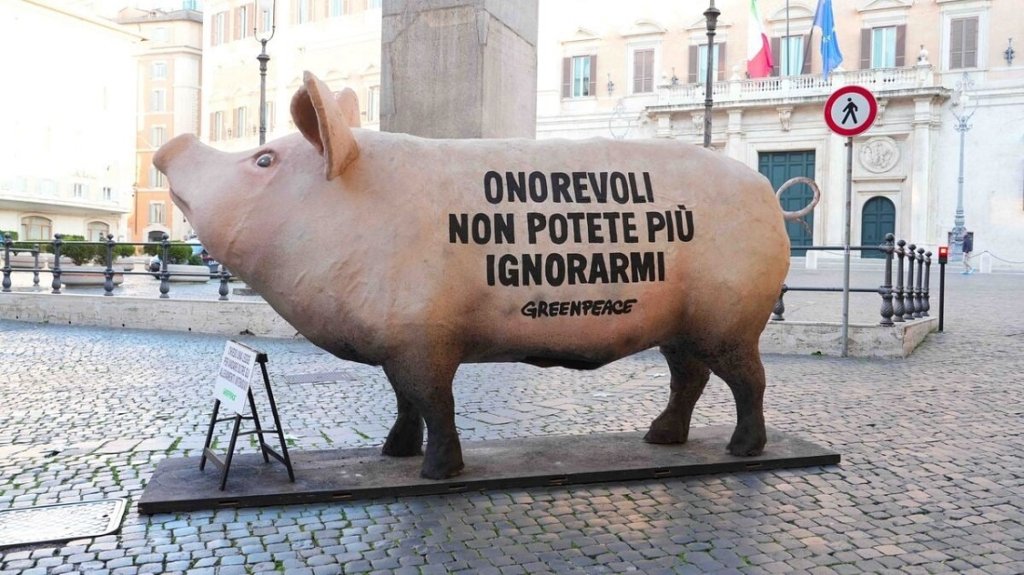 Oltre gli allevamenti intensivi: un maiale gigante a Montecitorio per scuotere le coscienze dei parlamentari