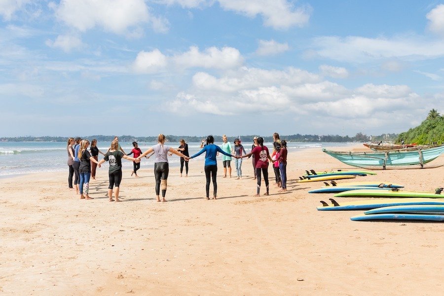 seasisters sri lanka donne in cerchio sulla spiaggia