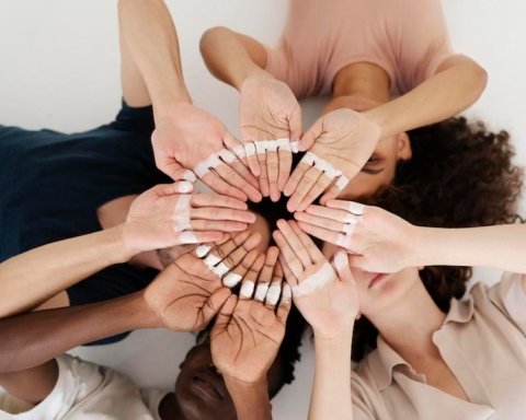 yoga della risata per donne vittime di violenza cerchio