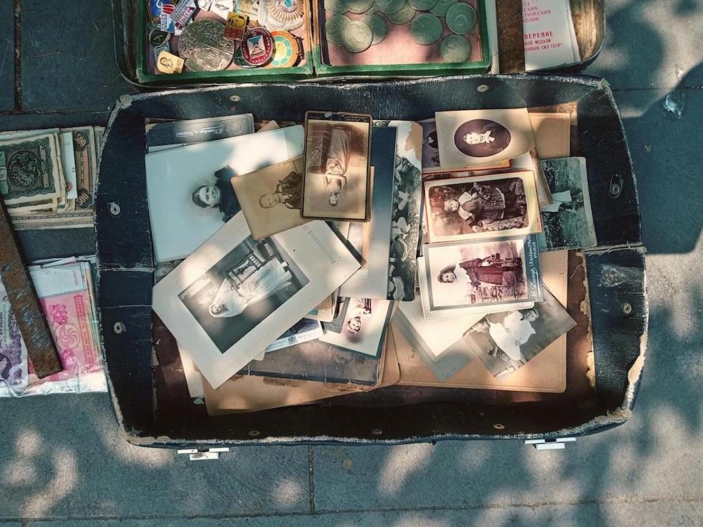 celebrare gli antenati capsula del tempo foto valigia dei ricordi