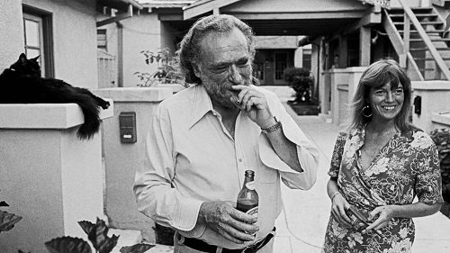 Charles Bukowski, la sua ultima moglie, Linda Lee, e un gatto sornione.