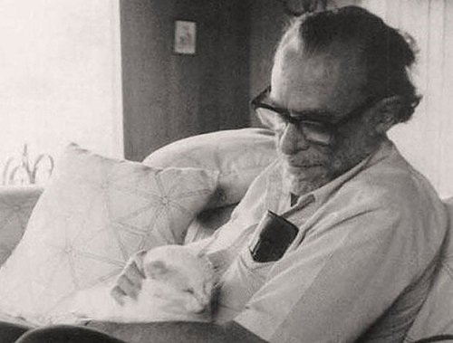 Charles Bukowski mentre coccola uno dei suoi tanti gatti.