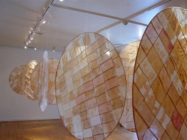 Valeria Burgoa opere con bustine del te