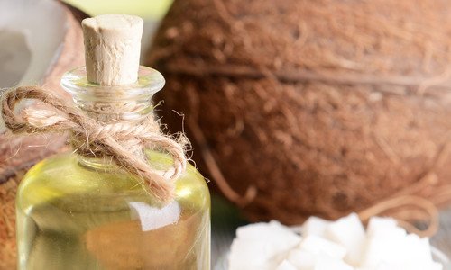 Una maschera a base di olio di cocco dona capelli morbidi e lucenti