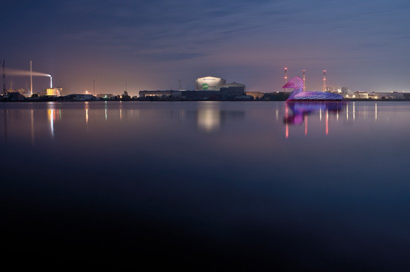 arte e rinnovabili La papera galleggiante ormeggiata a Copenhagen